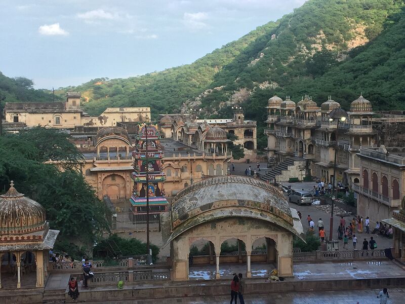Datei:Galta-Ji-Tempelanlage-Jaipur.jpg