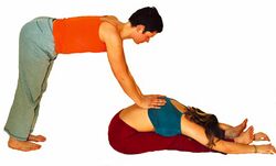 2) Fortgeschrittenere Hilfestellungen: gegen den mittleren Rücken drücken.