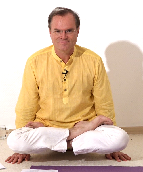 Datei:Yoga Hahn im Lotus mit Armen neben den Oberschenkeln.png