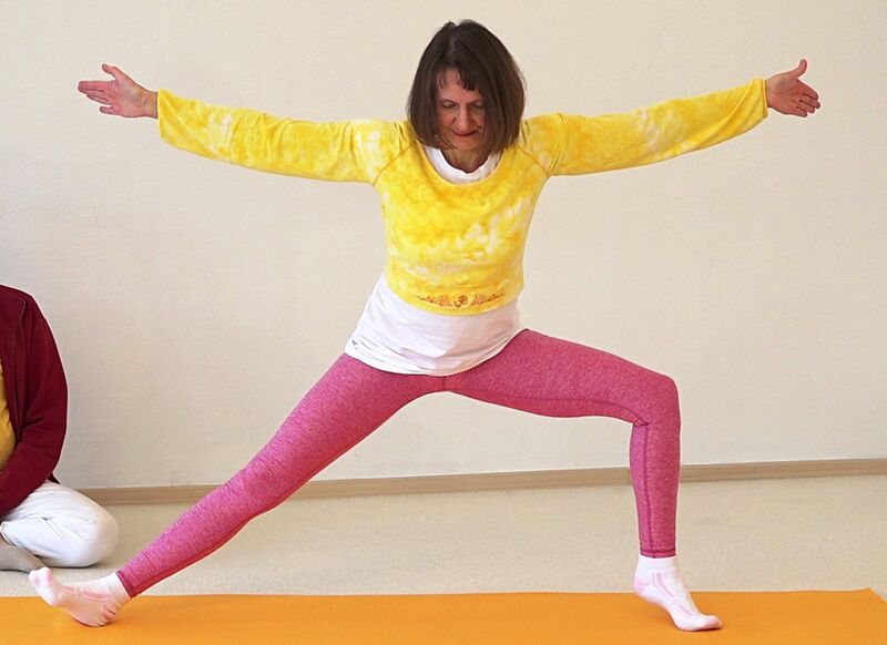 Datei:1210-Prapada-Utthita-Parshva-Pada-Upaveshasana.jpg
