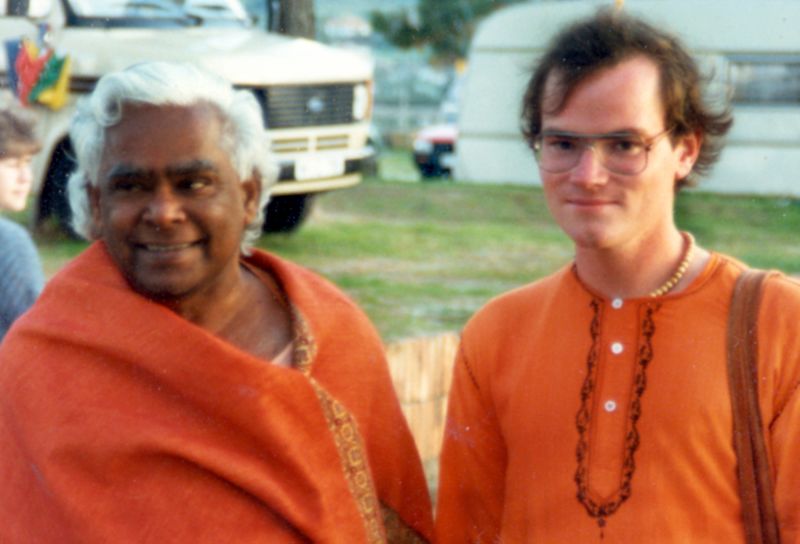 Datei:Sukadev mit Swami Vishnu TTC 1985 Spanien Campingplatz2.jpg
