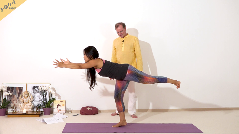 Datei:Wadenmuskeln staerken mit Yoga-Uebungen 1.png