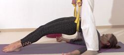 In die fortgeschrittene Bruecke helfen - Yoga Vidya Bodywork Sethubandhasana 5.jpg