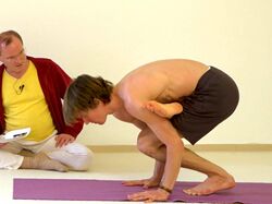 Haltung des Weisen Galava - Stellung des Galava - Galavasana Yoga Pose 2 in die Stellung kommen.jpg