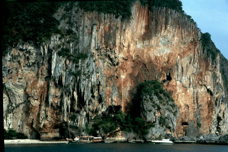 Datei:Thailand Krabi Kalksteinfelsen Andamanensee.jpg
