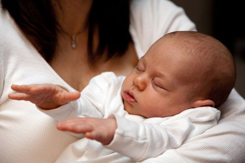 Datei:Baby Hände Heilung Prana geben.jpg