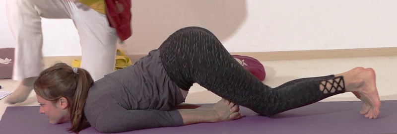 Datei:In die fortgechrittene Heuschrecke helfen - Yoga Vidya Bodywork Shalabhasana 1.png