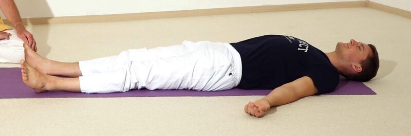 Datei:Yoga Totenstellung.jpg