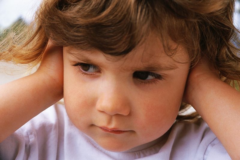 Datei:Kind laut Ohren zuhaltenTraurigkeit-Trauer.JPG