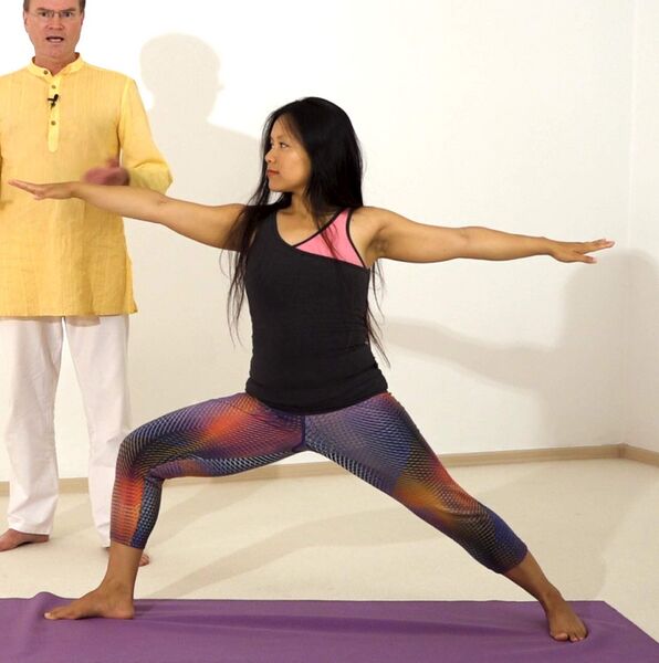 Datei:Yoga Haltung Held mit Blick zur Seite.jpg