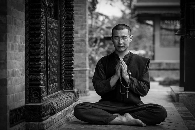 Datei:Yoga Mediation Vipassana Buddhismus Thailand Japa Indien Achtsamkeit Beobachten.jpg