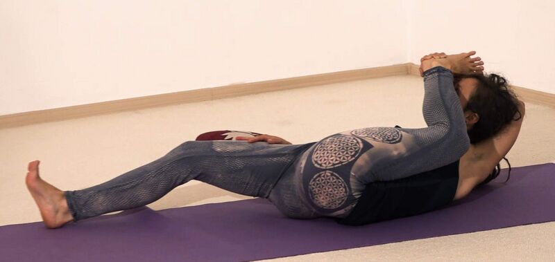 Datei:Fuss-zur-Nase-Stellung mit gebeugtem Knie.jpg