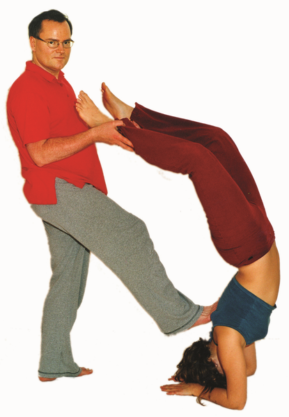 Datei:In-den-Skorpion-helfen-Yoga-Vidya-Bodywork-1.png