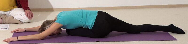 Datei:Schlafender Schwan - Yoga Pose 2.jpg