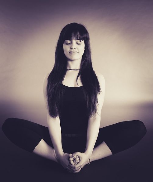 Datei:Selbstliebe Meditation Selbstheilung Yoga Frau.jpg
