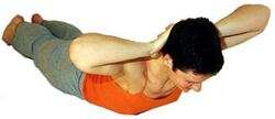 Kobravariation: Die Hände schweben über dem Hinterkopf, bei Problemen im unteren Rücken Füße aufstellen, Beine durchdrücken und Gesäß anspannen.