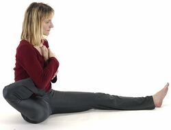 Übung für Lotusflexiibilität: Fuß zur Brust