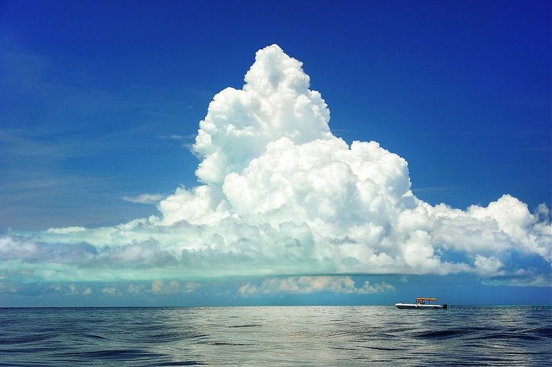 Datei:Ozean Meer Blauer Himmel Wolken Boot.jpg