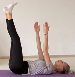 Korkenzieher Yoga Uebung Beine kreisen im Liegen bei gestreckten Beinen 5.jpg