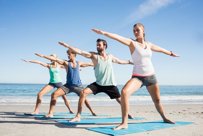 Datei:Yoga-jugendliche-gemeinschaft-strand.jpg