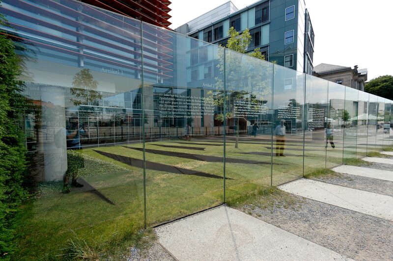Datei:Menschenwürde Grundgesetz Jakob Kaiser Haus.jpg