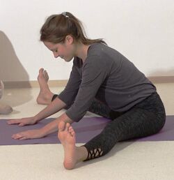In die sitzende Graetsche helfen - Yoga Vidya Bodywork 5.jpg
