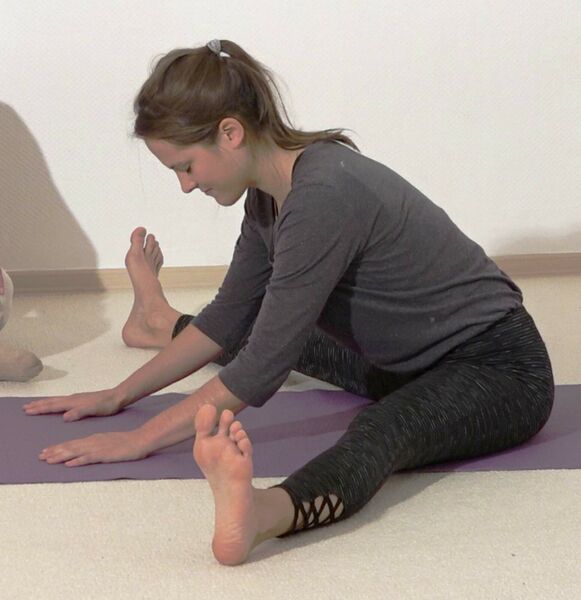 Datei:In die sitzende Graetsche helfen - Yoga Vidya Bodywork 5.jpg
