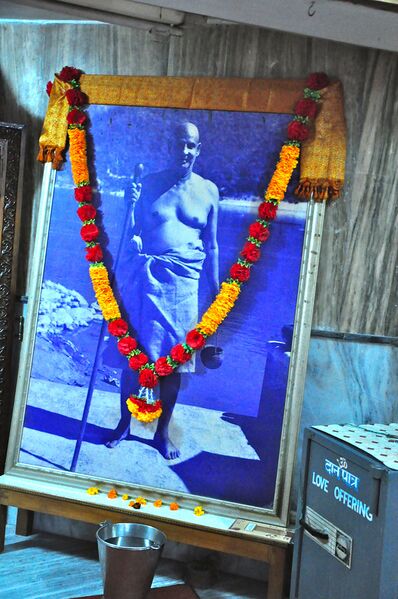 Datei:Samadhi-Hall-Sivananda-Ashram-Rishikesh-Swami-Sivananda.jpg