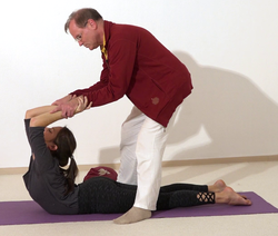 Fortgeschrittene Kobra Hilfestellungen - Yoga Vidya Bodywork 4.png