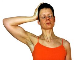 4. Halsstärkungsübung: Mit der rechten Hand ca. 10 Sekunden lang seitlich mittelstark bis stark gegen den Kopf drücken. Dabei Mit dem Kopf gegen halten. Anschließend auf der linken Seite.