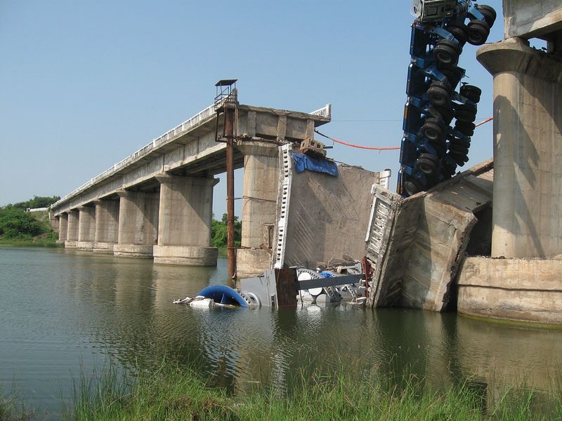 Datei:Brücke Belastung Zusammenbruch.jpg