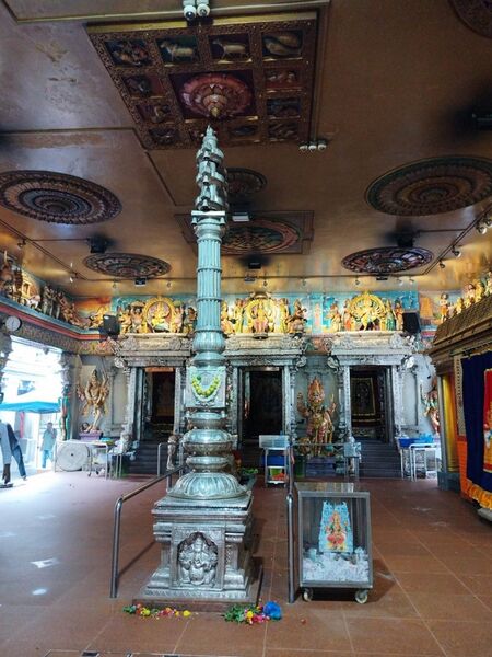Datei:Hinduistisch Tempel Innenraum Singapur.jpeg