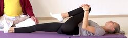Knie-zum-Kinn-Haltung Yoga Pose Apanasana 2.jpg