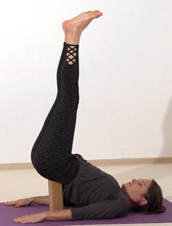Schulterstand auf Yoga Block Viparita Karani Mudra – Yogawiki