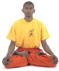 Padmasana, voller Lotus : Ein Fuß auf einen Oberschenkel, den anderen Fuß auf den anderen Oberschenkel...